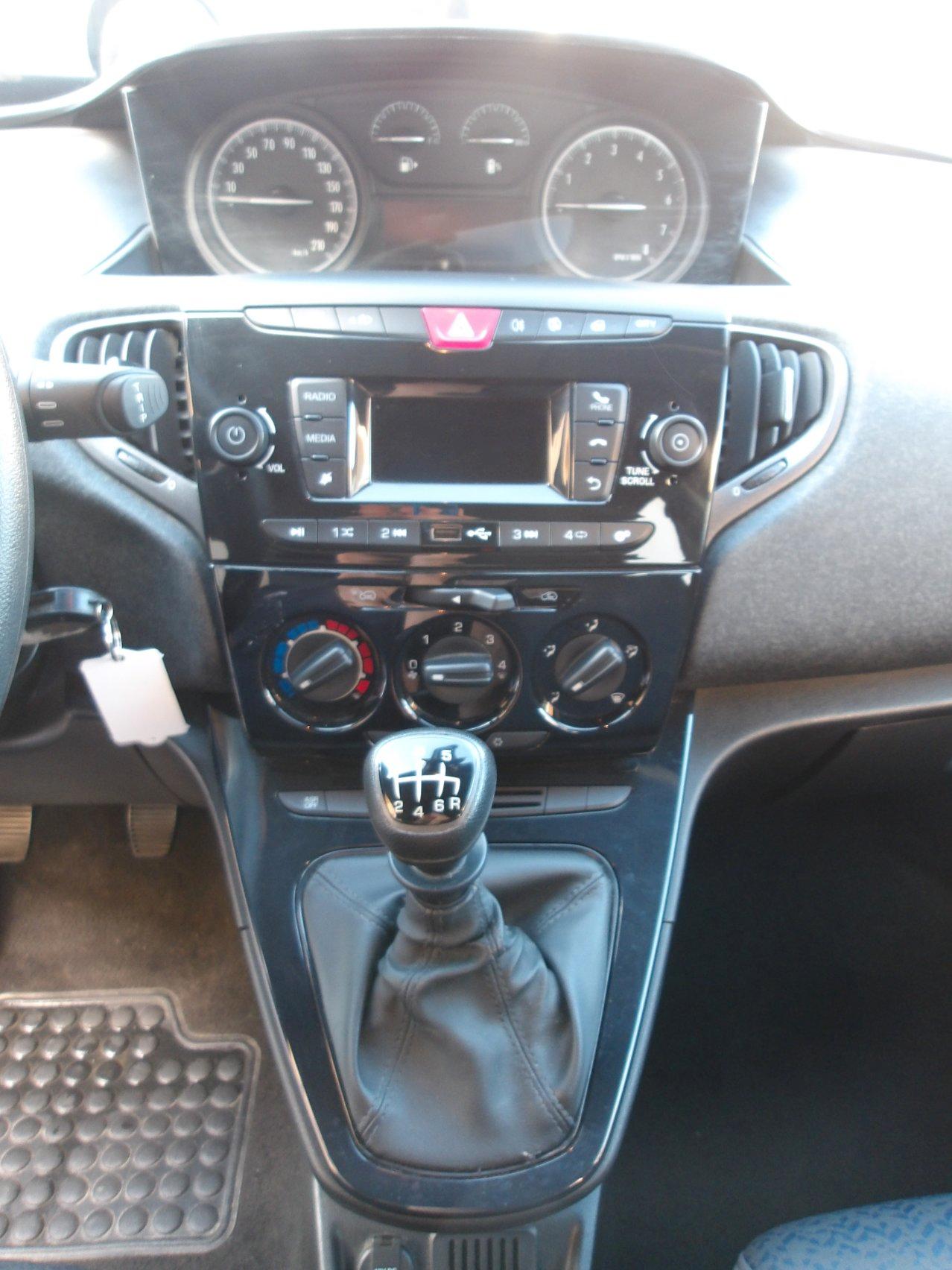 Lancia Ypsilon 1.0 firefly hybrid Silver s&s 70cv