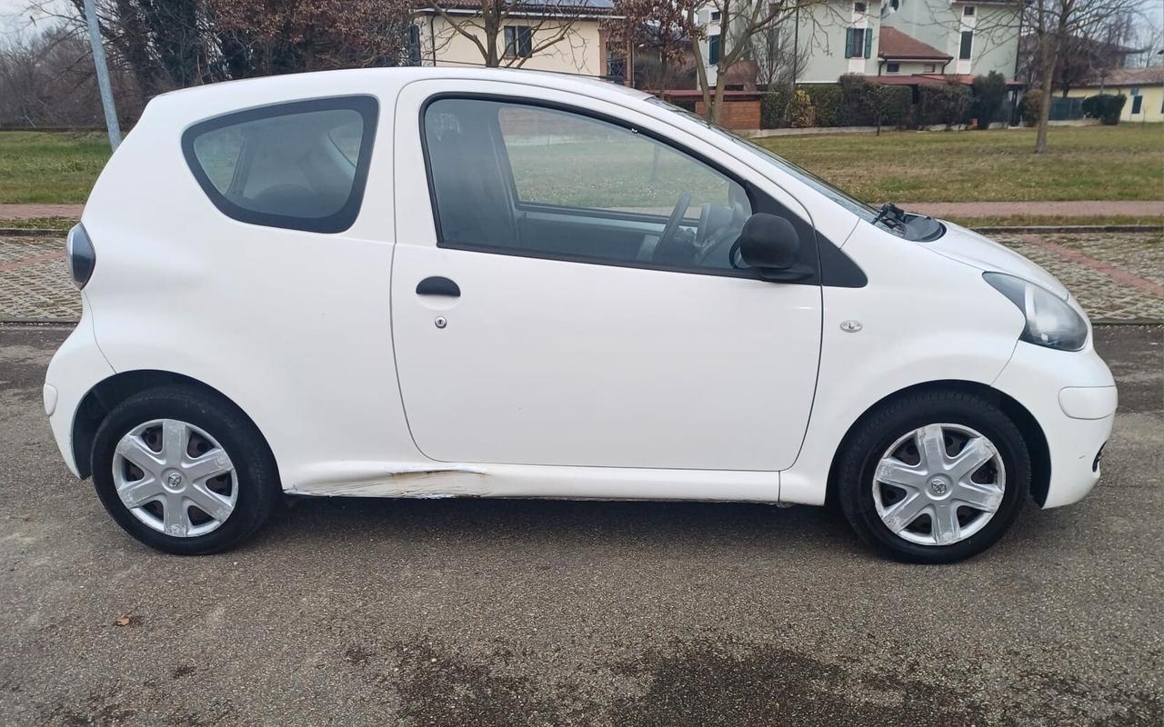 Toyota Aygo 1.0 12V VVT-i 3 porte Now Connect