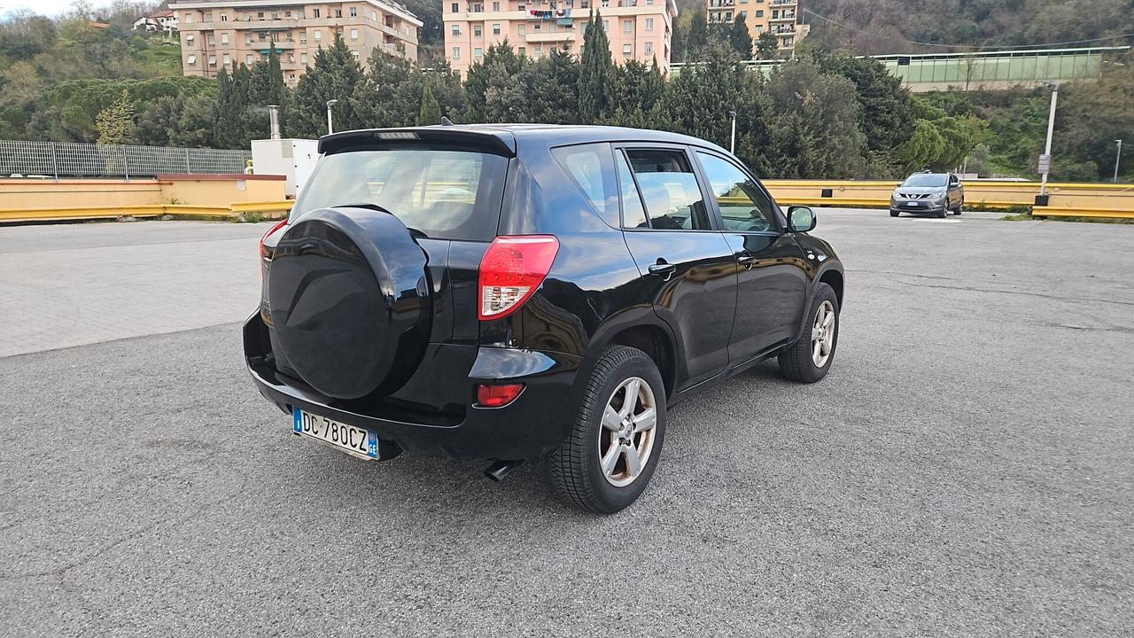 TOYOTA RAV4 2.2 D-4D 136CV LUXURY – 2006 – AFFIDABILE E PRONTA ALL’USO SUV robusto e affidabile, ideale per chi cerca spazio, comodità e una meccanica solida. Motore Toyota 2.2 diesel da 136cv, noto per durata e affidabilità. Immatricolazione: 08/