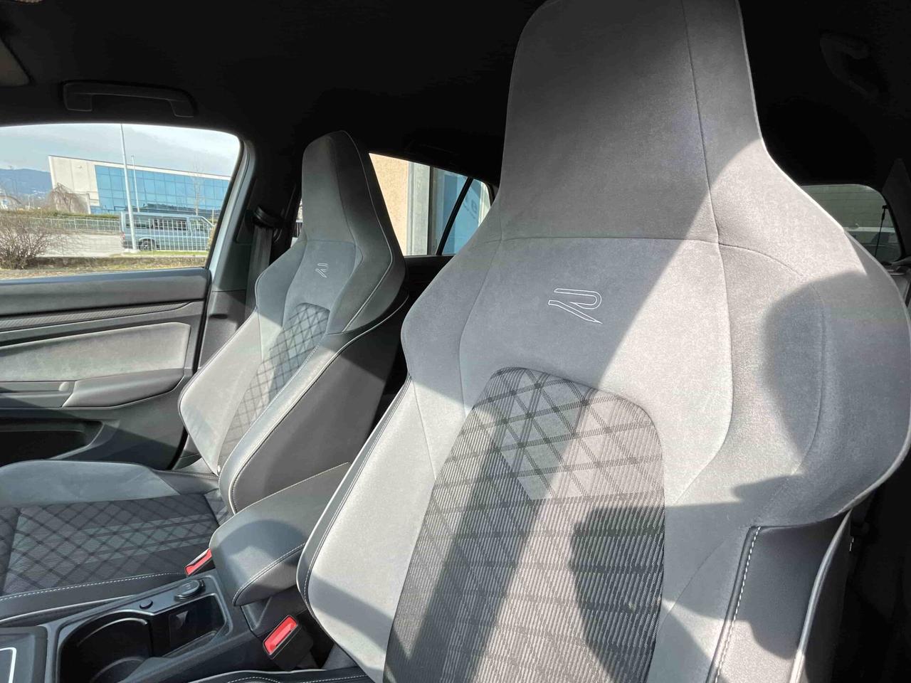 Volkswagen Golf 1.5 eTSI 130 CV EVO ACT DSG R-Line