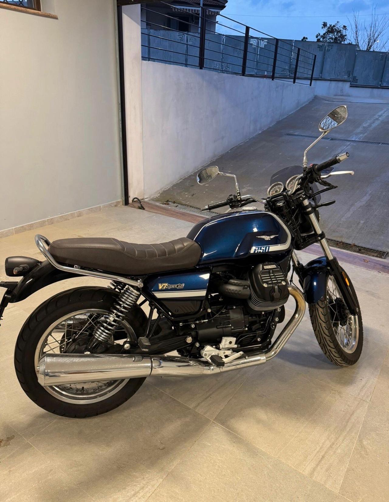 Moto Guzzi V85 V7850 SPECIAL versione speciale 100° anniversario