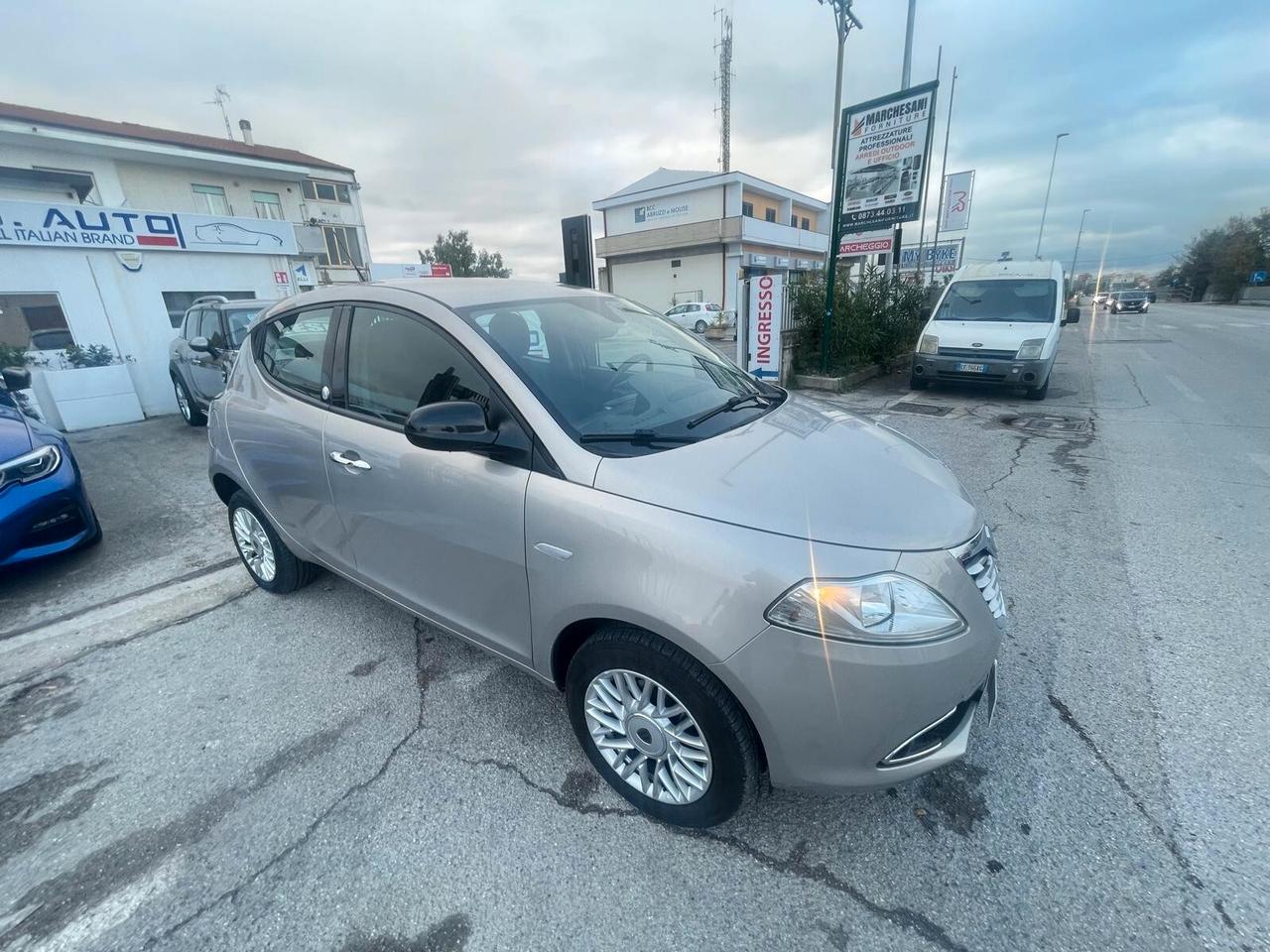 Lancia Ypsilon 0.9 TwinAir 85 CV 5 porte Metano Ecochic Elefantino