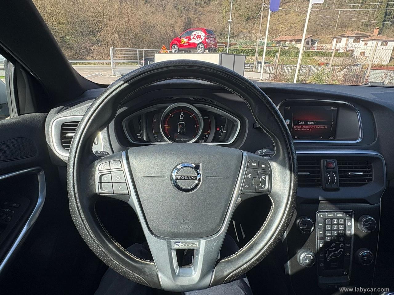 VOLVO V40 D2 R-design