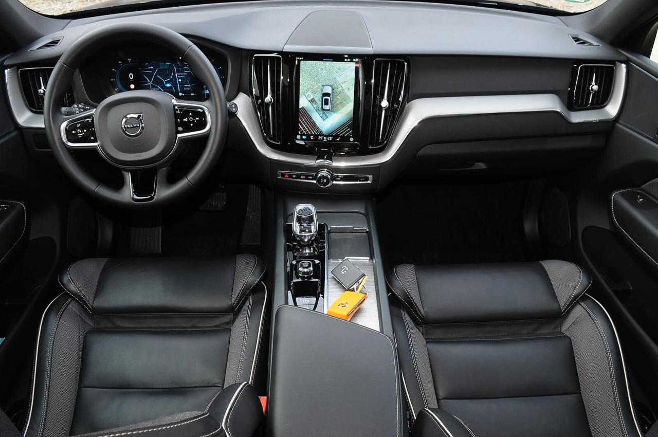 Volvo XC 60 XC60 B4 (d) AWD automatico Plus Dark