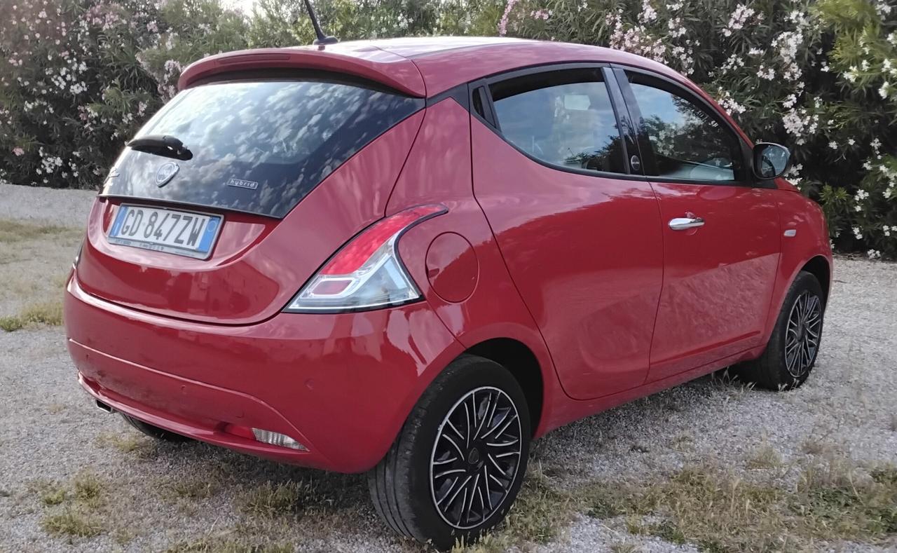 Lancia Ypsilon 1.0 FireFly 5 porte S&S Hybrid Ecochic Silver