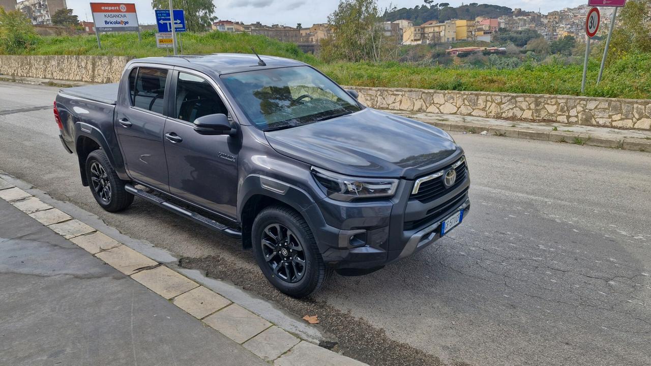 Toyota Hilux 2.4 D-4D A/T 4WD 4 porte Double Cab Invincible