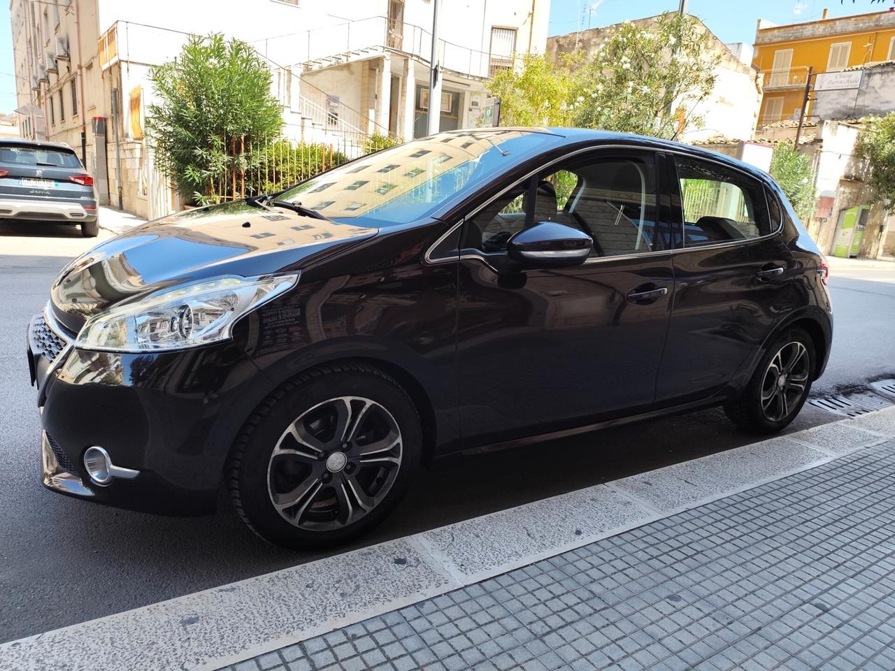 Peugeot 208 1.4 HDi 68CV ALLURE NAVI