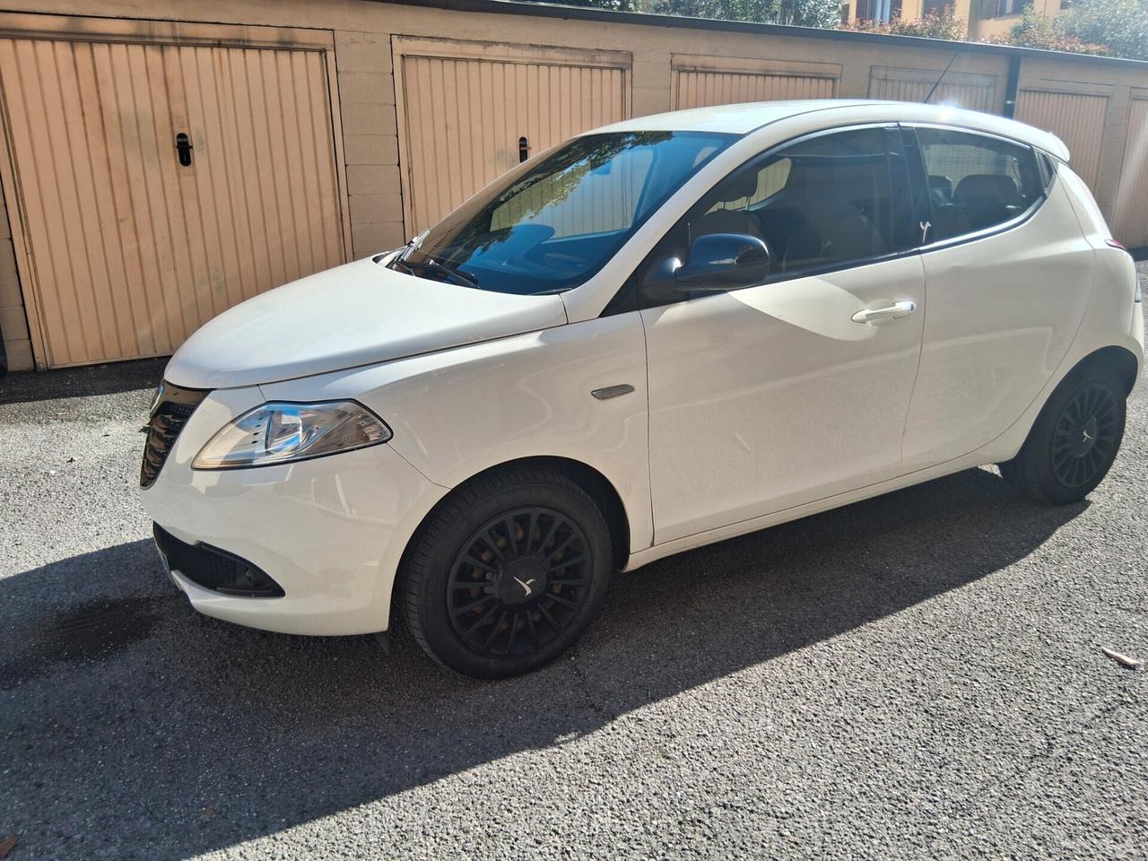 Lancia Ypsilon 1.2 69 CV 5 porte Silver