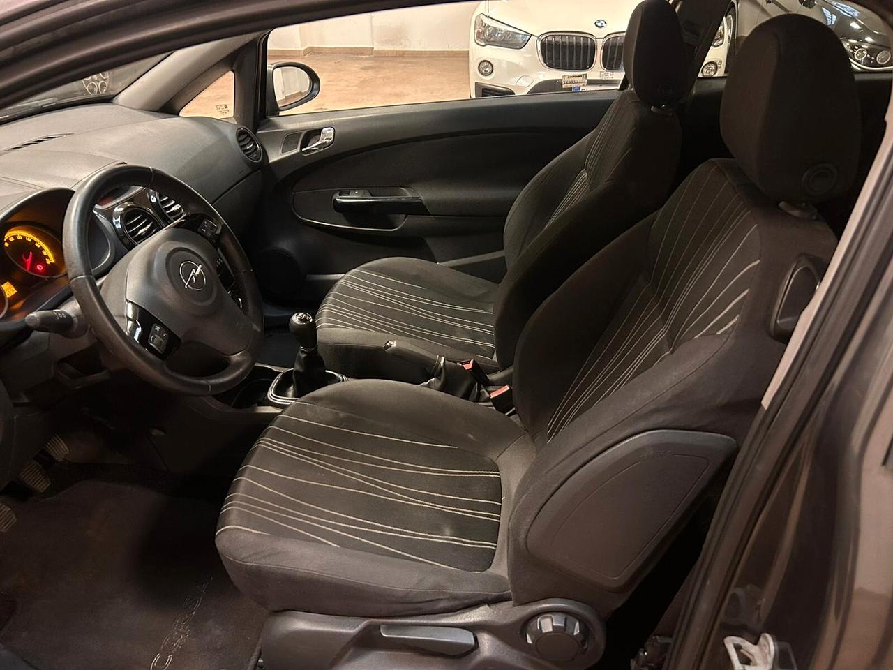 Opel Corsa 1.2 3 porte b-color