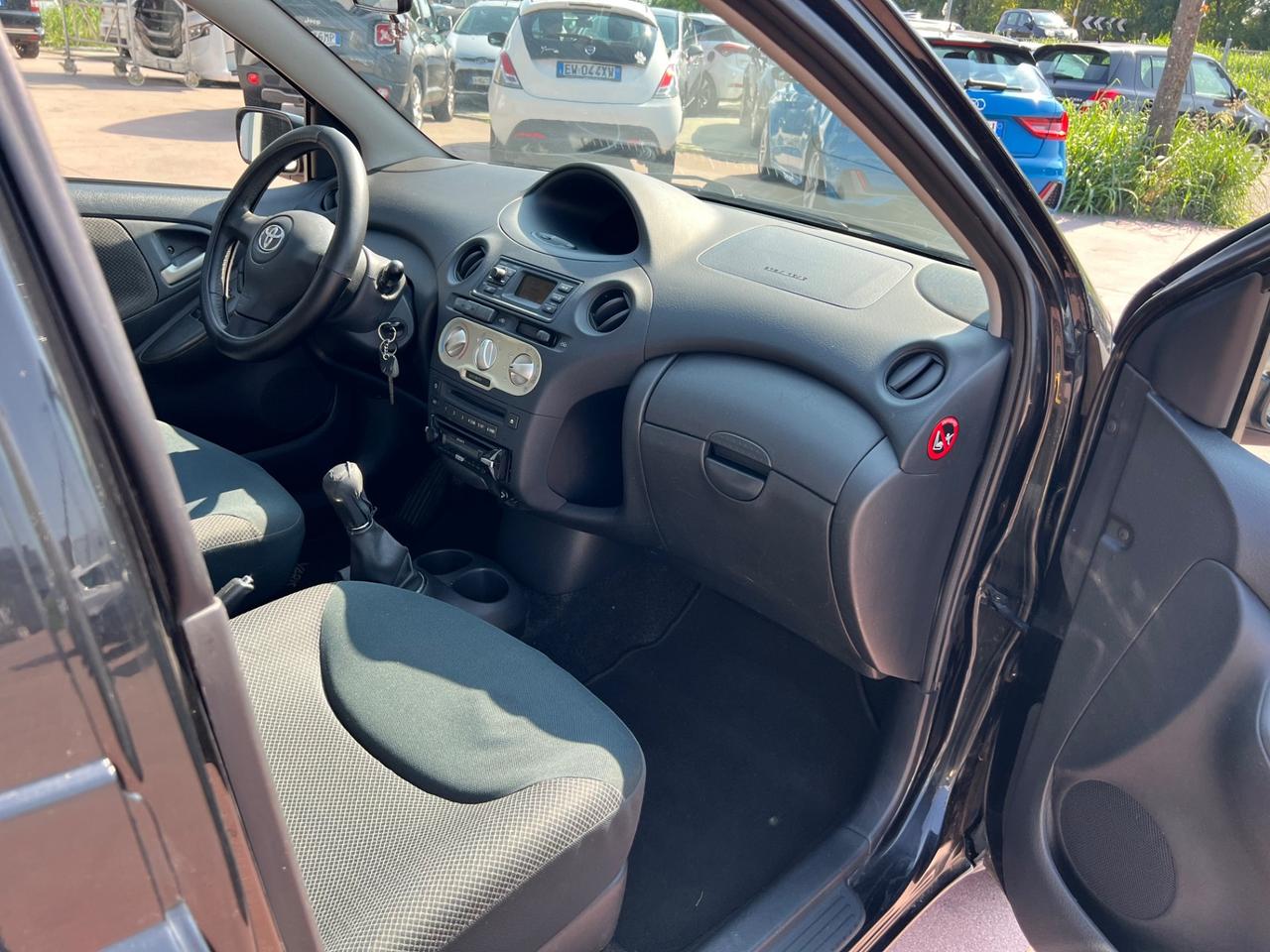 Toyota Yaris 1.0i 16V cat 5 porte Sol