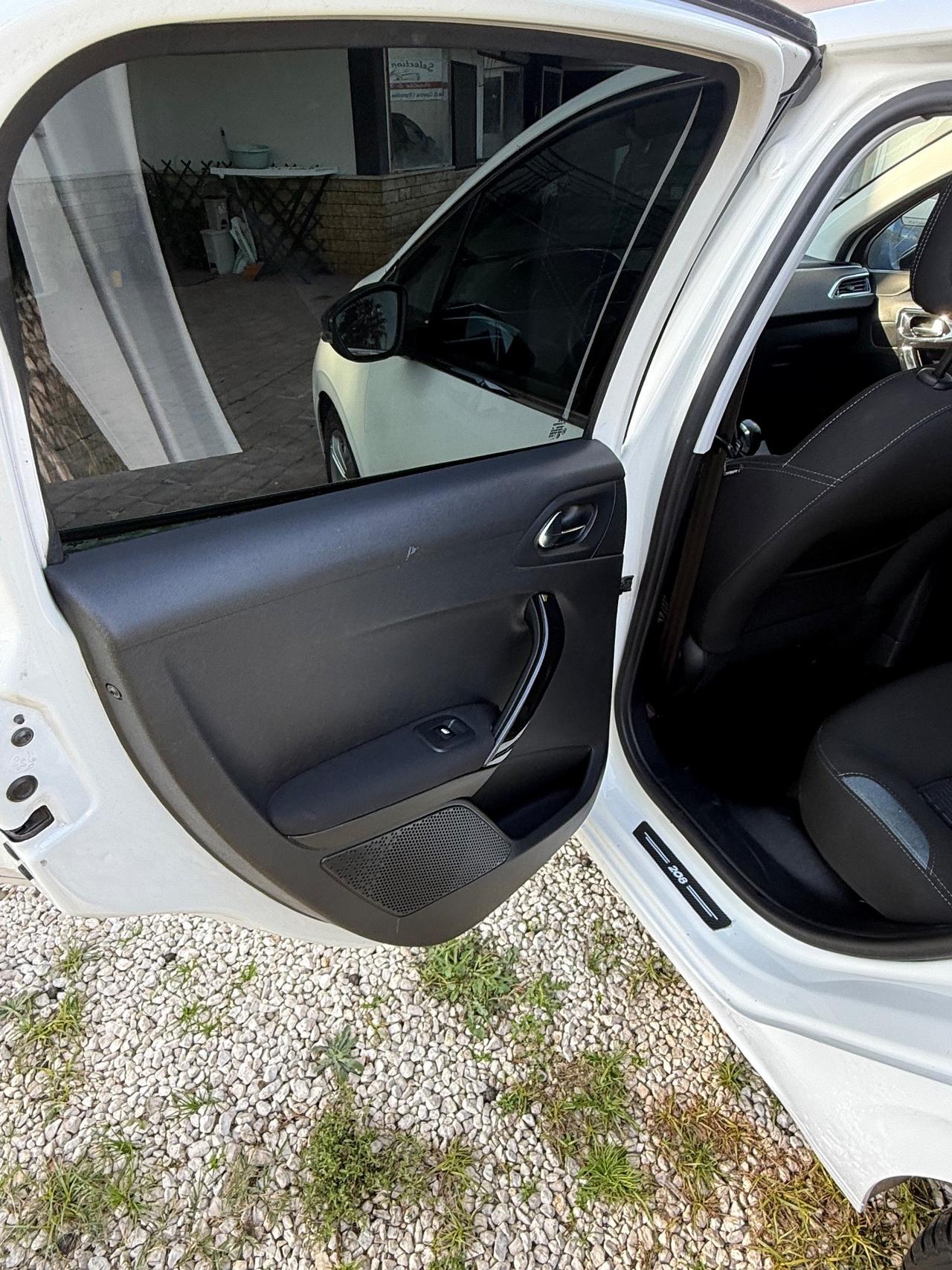 Peugeot 208 1.4 HDi 68 CV 5 porte Allure