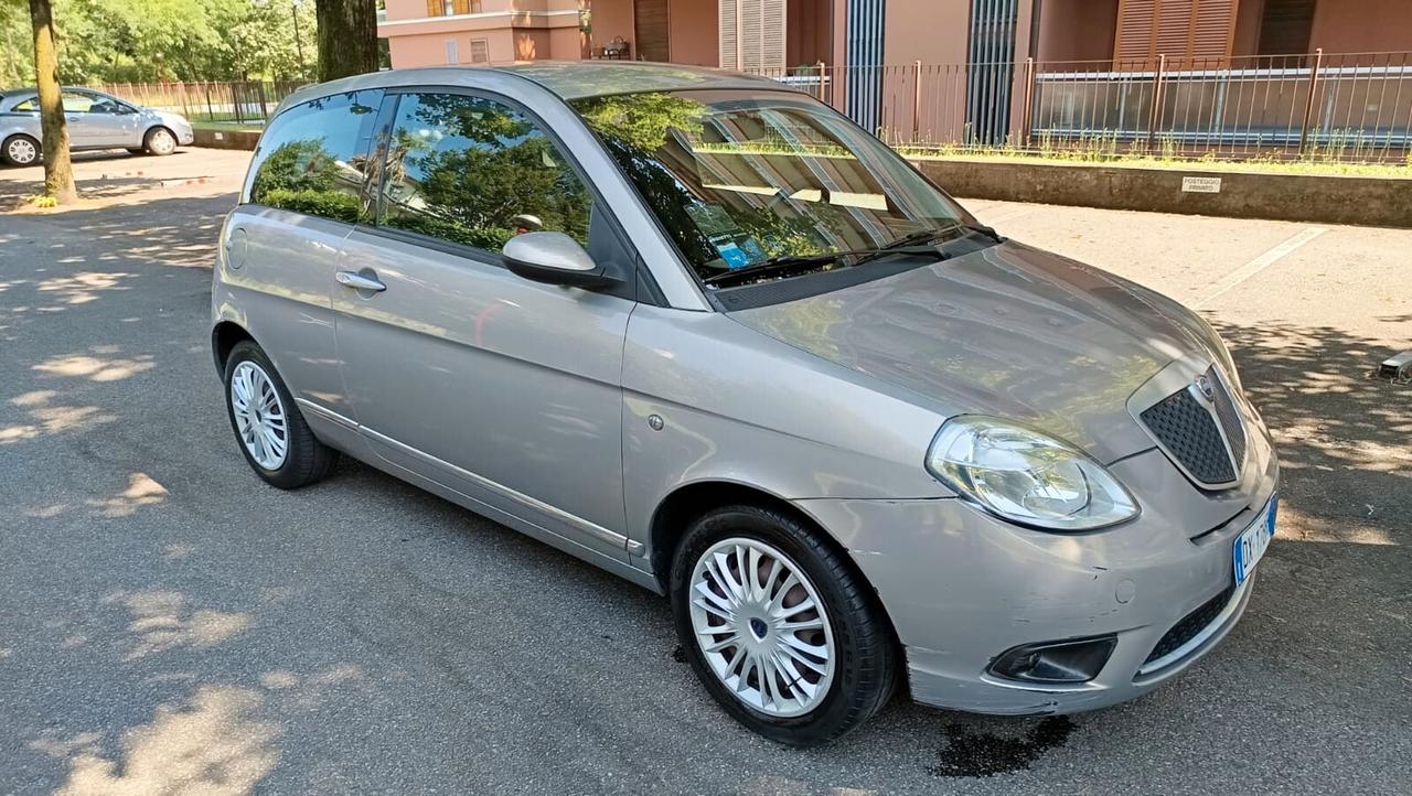 Lancia Ypsilon 1.2 Argento benzina neopatentati