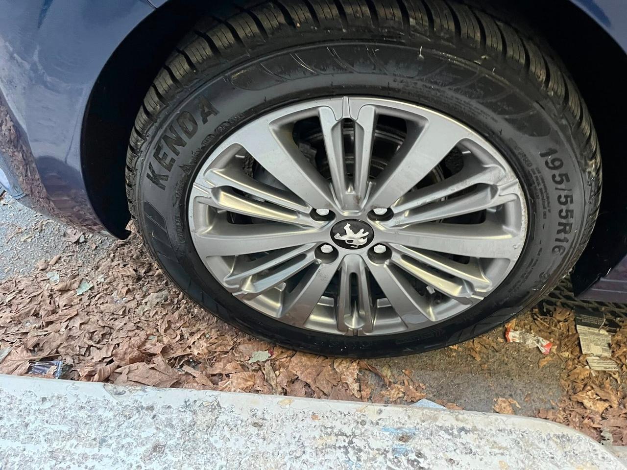 Peugeot 208 BlueHDi 75 5 porte Allure