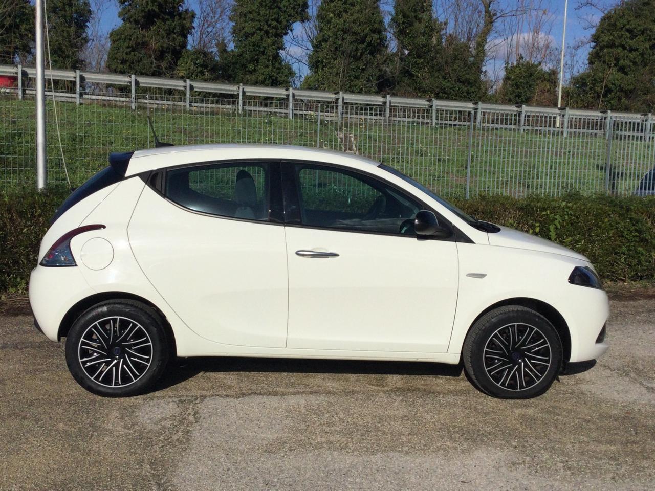 Lancia Ypsilon 1.0 FireFly S&S Hybryd Gold 5posti