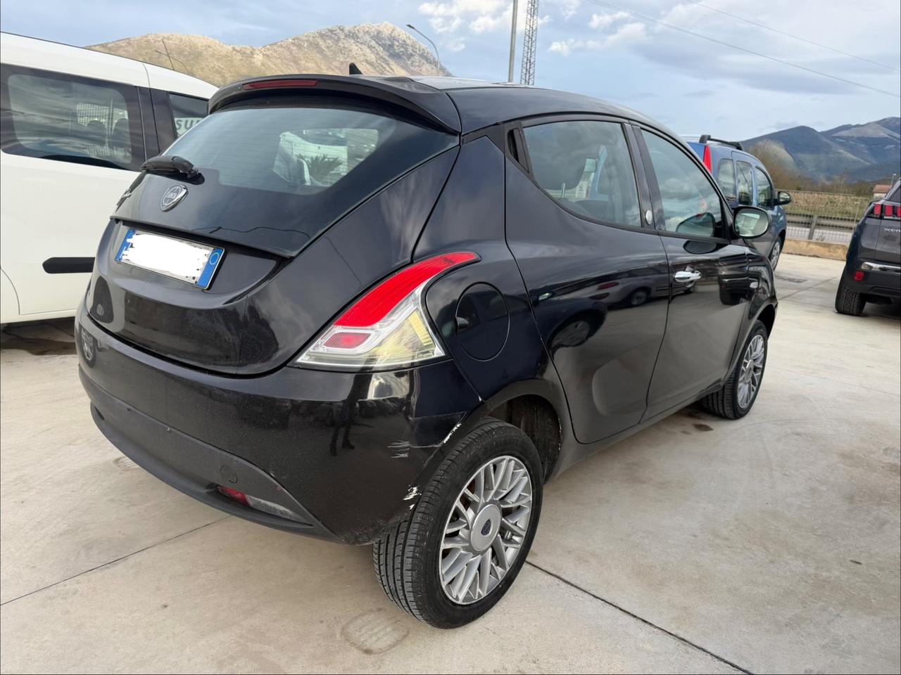 Lancia Ypsilon 0.9 TwinAir 85 CV 5 porte Metano Ecochic Silver