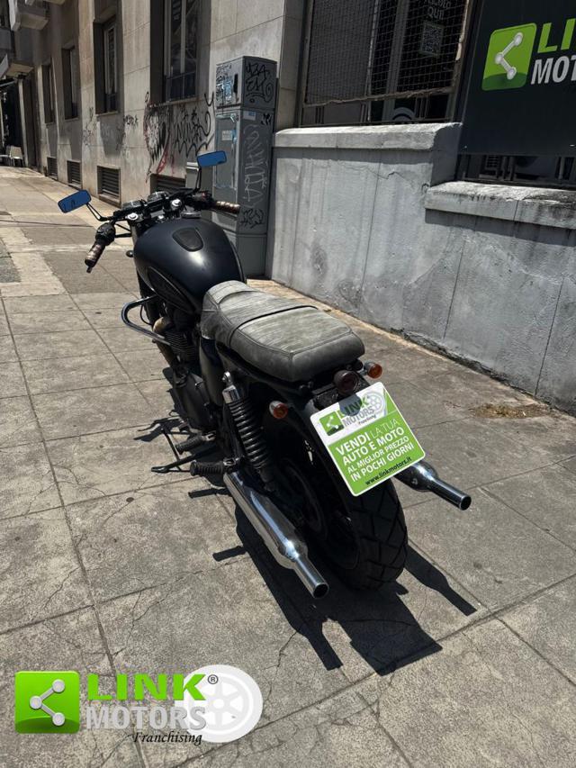 TRIUMPH Bonneville T100 black