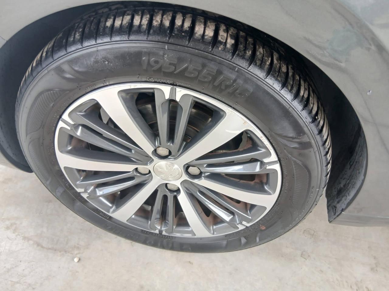 Peugeot 208 BlueHDi 75 5 porte Allure