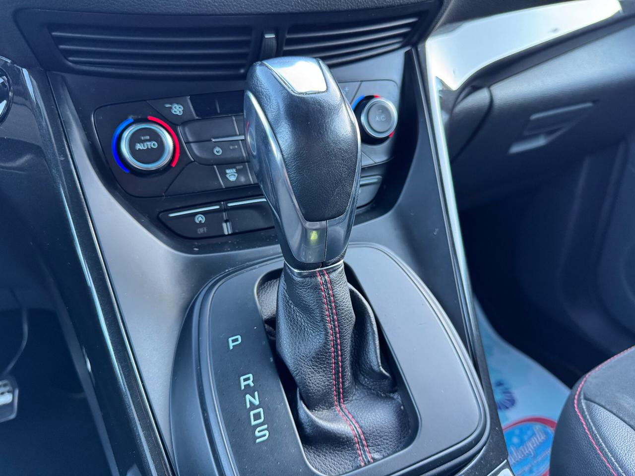 Ford Kuga 1.5 TDCI 120CV S&S 2WD Powershift ST-Line Business