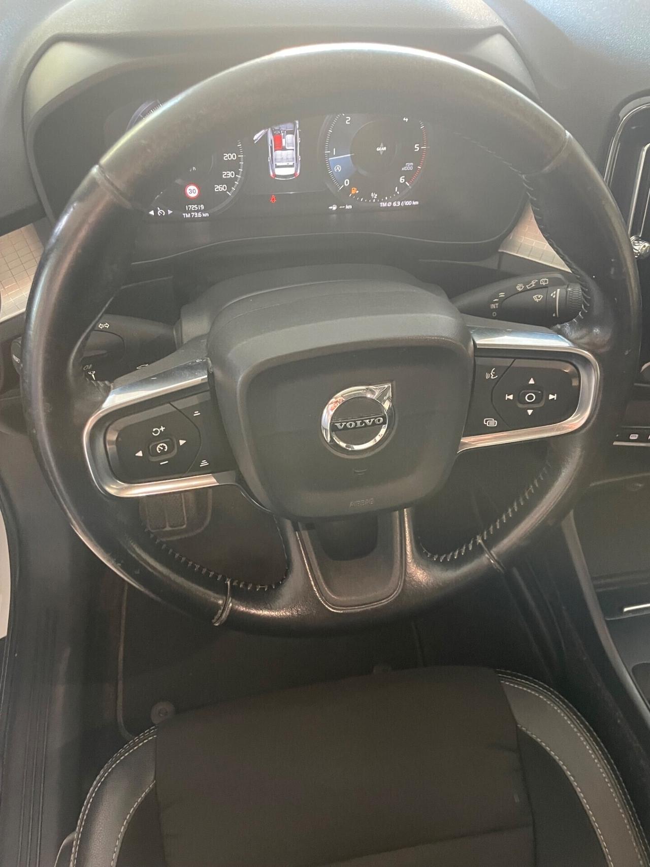 VOLVO XC40 D3 MOMENTUM "MAI VISTA UNA SIMILE"