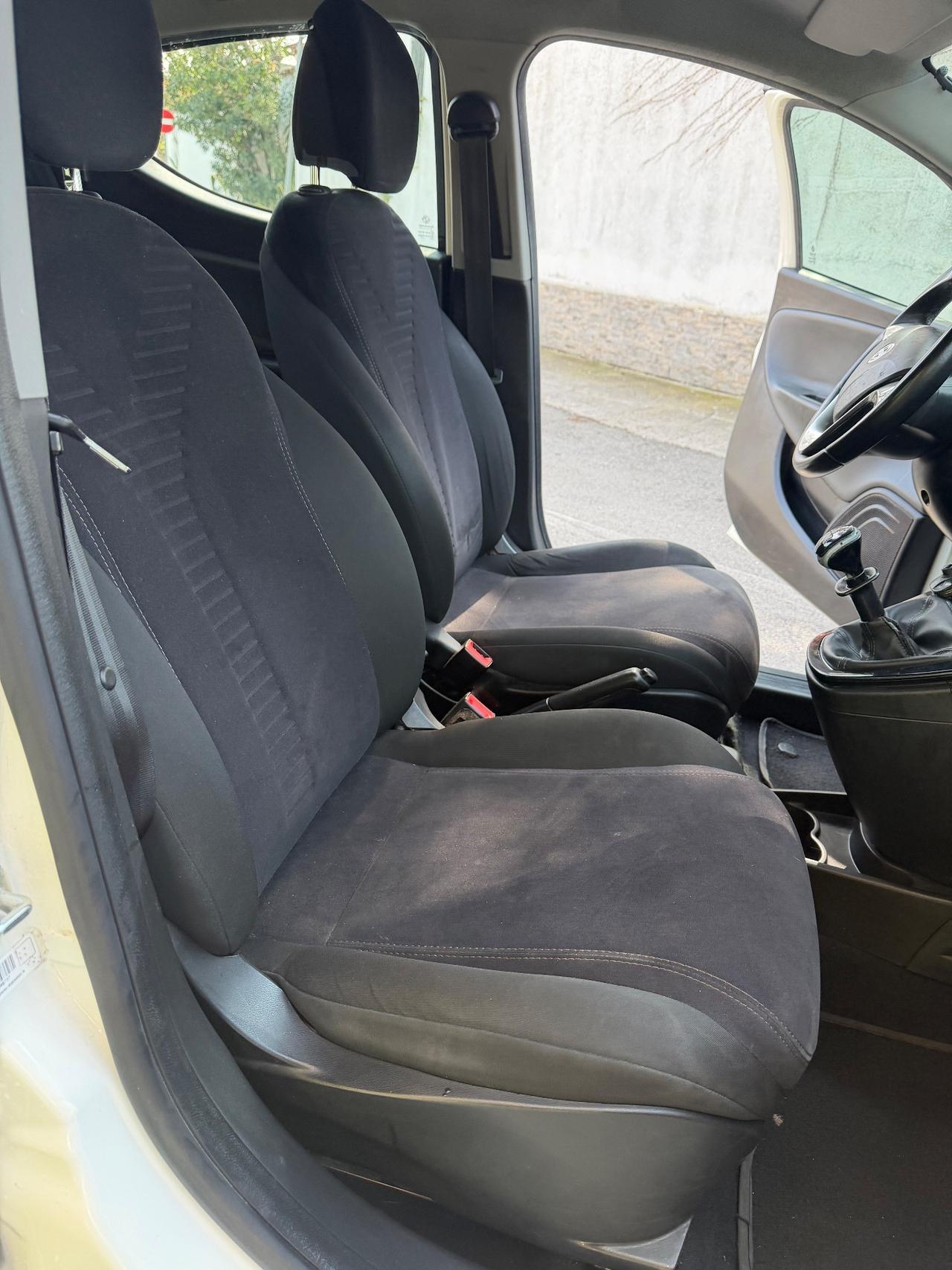 Lancia Ypsilon 0.9 TwinAir 85 CV 5 porte Metano Ecochic Silver