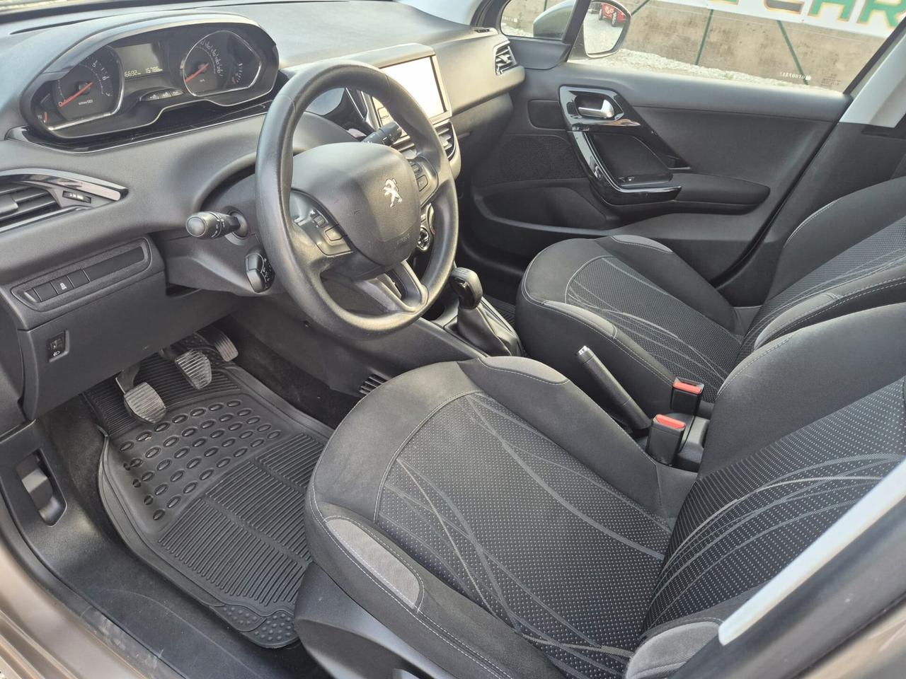 Peugeot 208 1.2 benzina 82 CV 5 porte