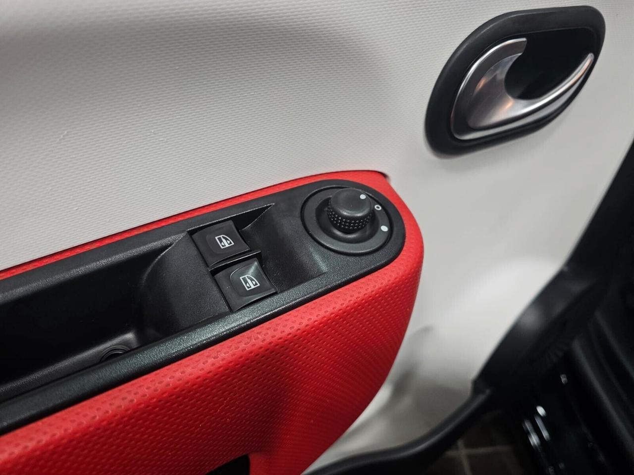 NUOVA RENAULT TWINGO ENERGY INTENS SCe 1.0 BENZ 65CV. GARANZIA UFFICIALE RENAULT. AUTO COME NUOVA.