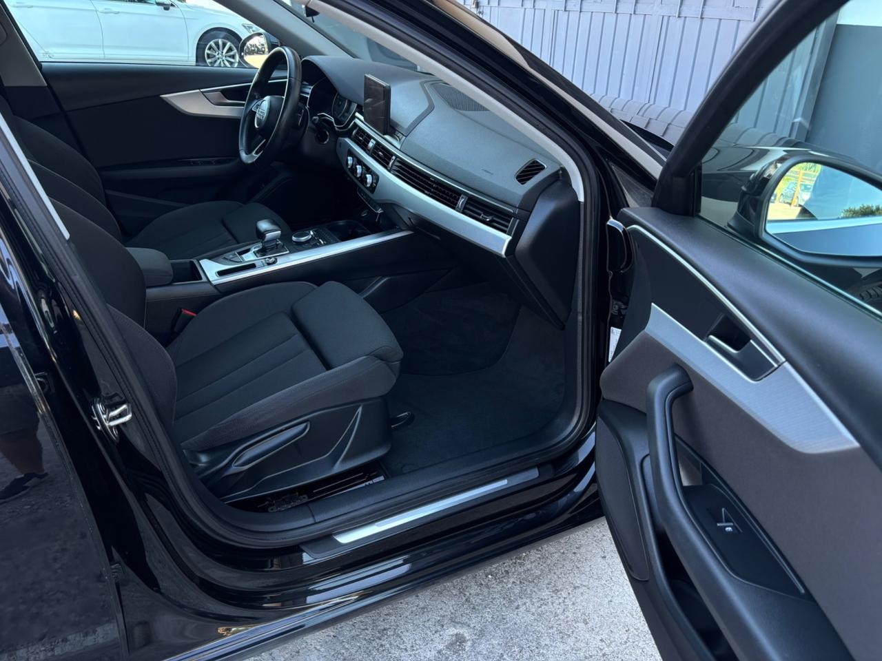 Audi A4 Avant 2.0 TDI 150 CV ultra Sport. Garanzia