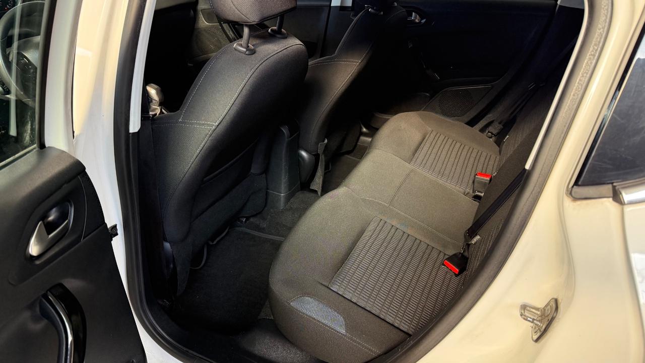 Peugeot 208 1.4 HDi 68 CV 5 porte Allure