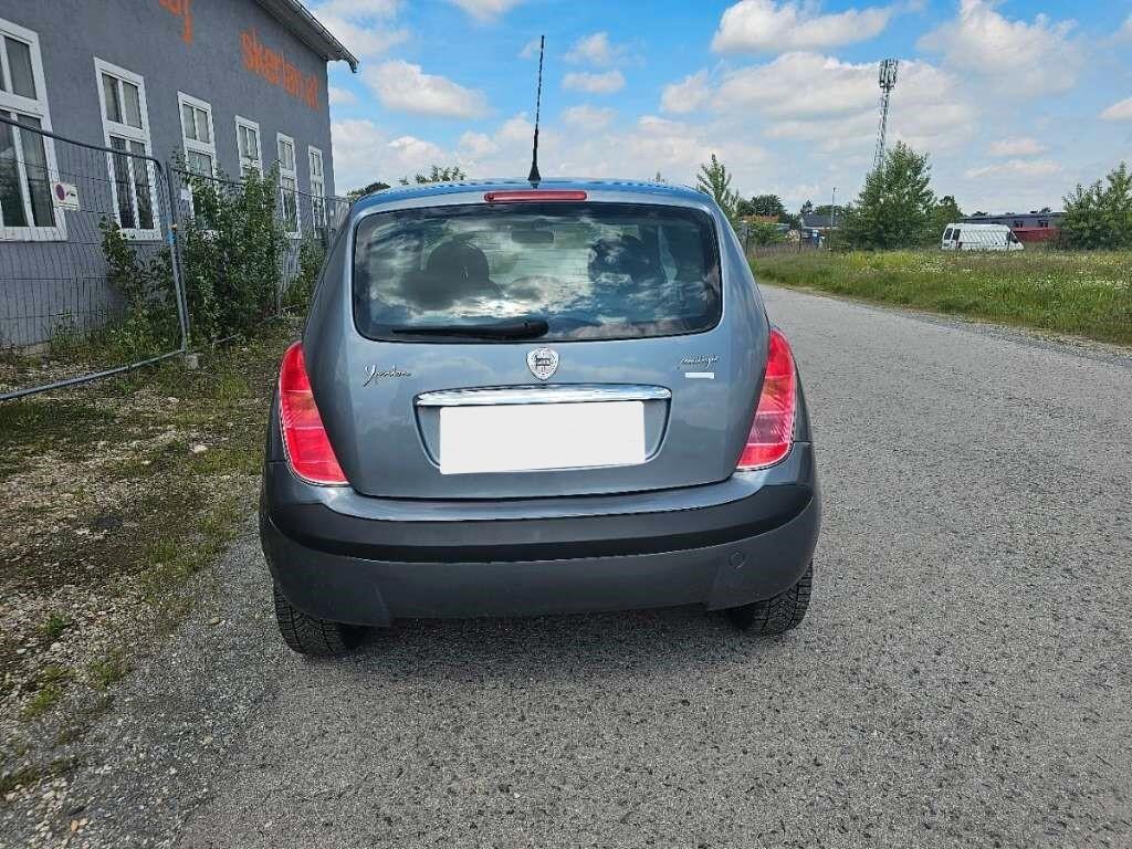 Lancia Y