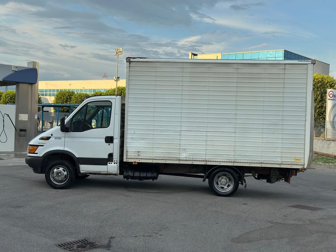 IVECO CON PEDANA IDRAULICA