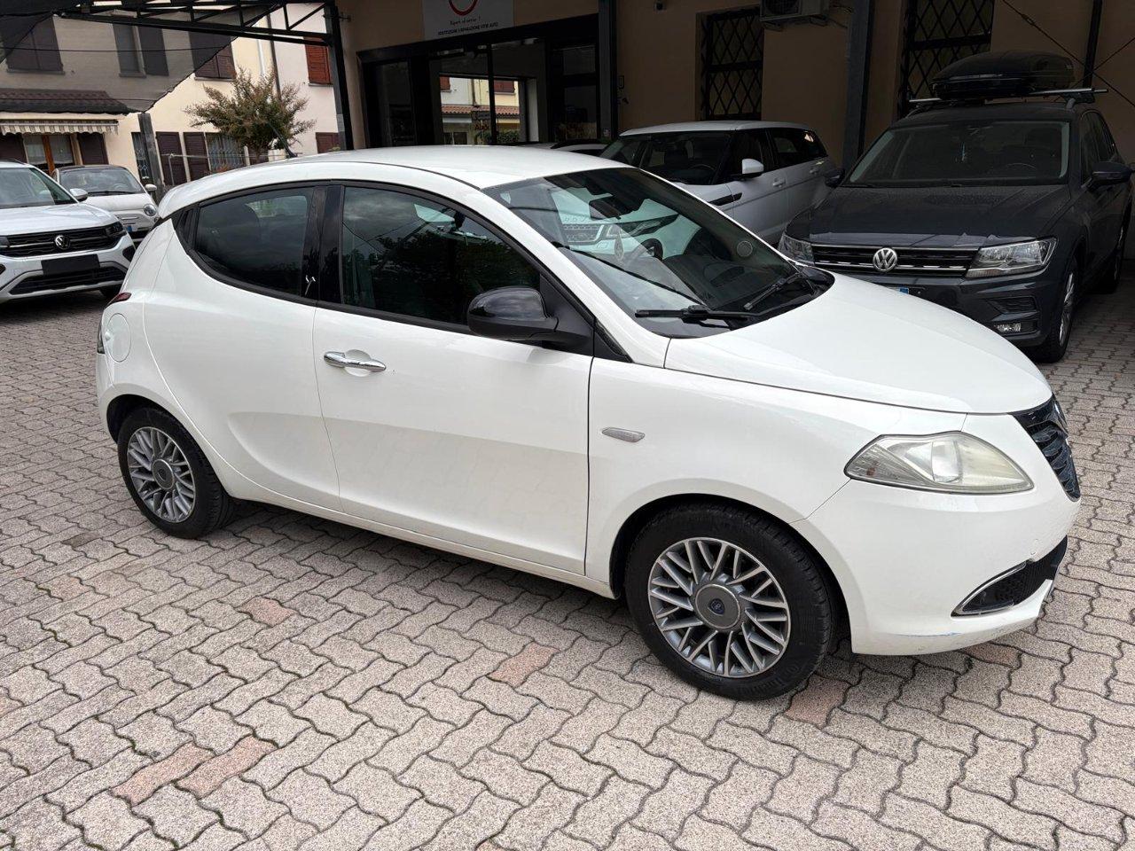 Lancia Ypsilon 5 Porte Ypsilon 1.2 8v Silver 69cv OK NEOPATENTATO