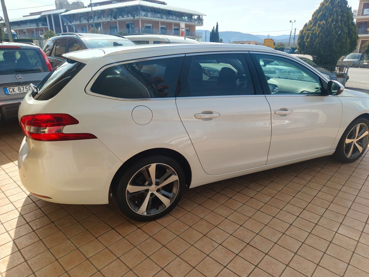 Peugeot 308 BlueHDi 120 S&S EAT6 SW Allure