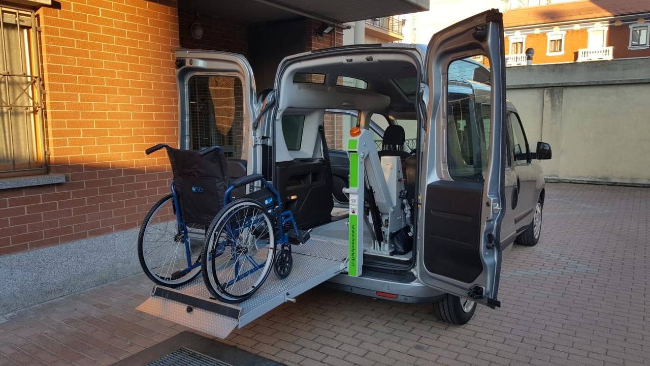 Fiat Doblo trasporto disabili pedana