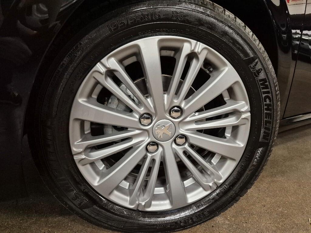 Peugeot 208 PureTech 82 5 porte Allure