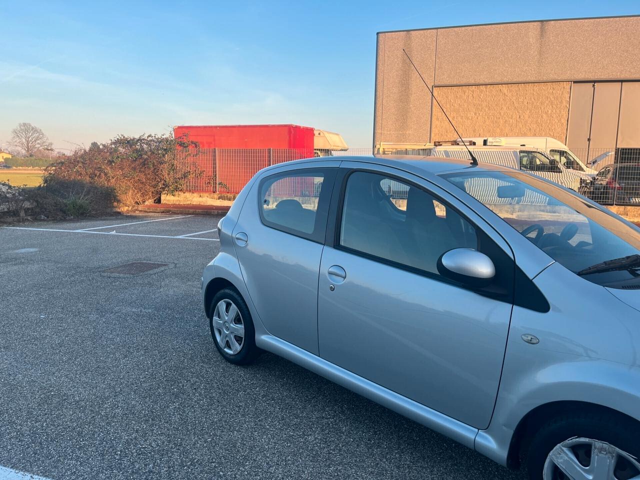 Toyota Aygo 1.0 12V VVT-i 5 porte Sol Connect Red Edition NEOPATENTATI