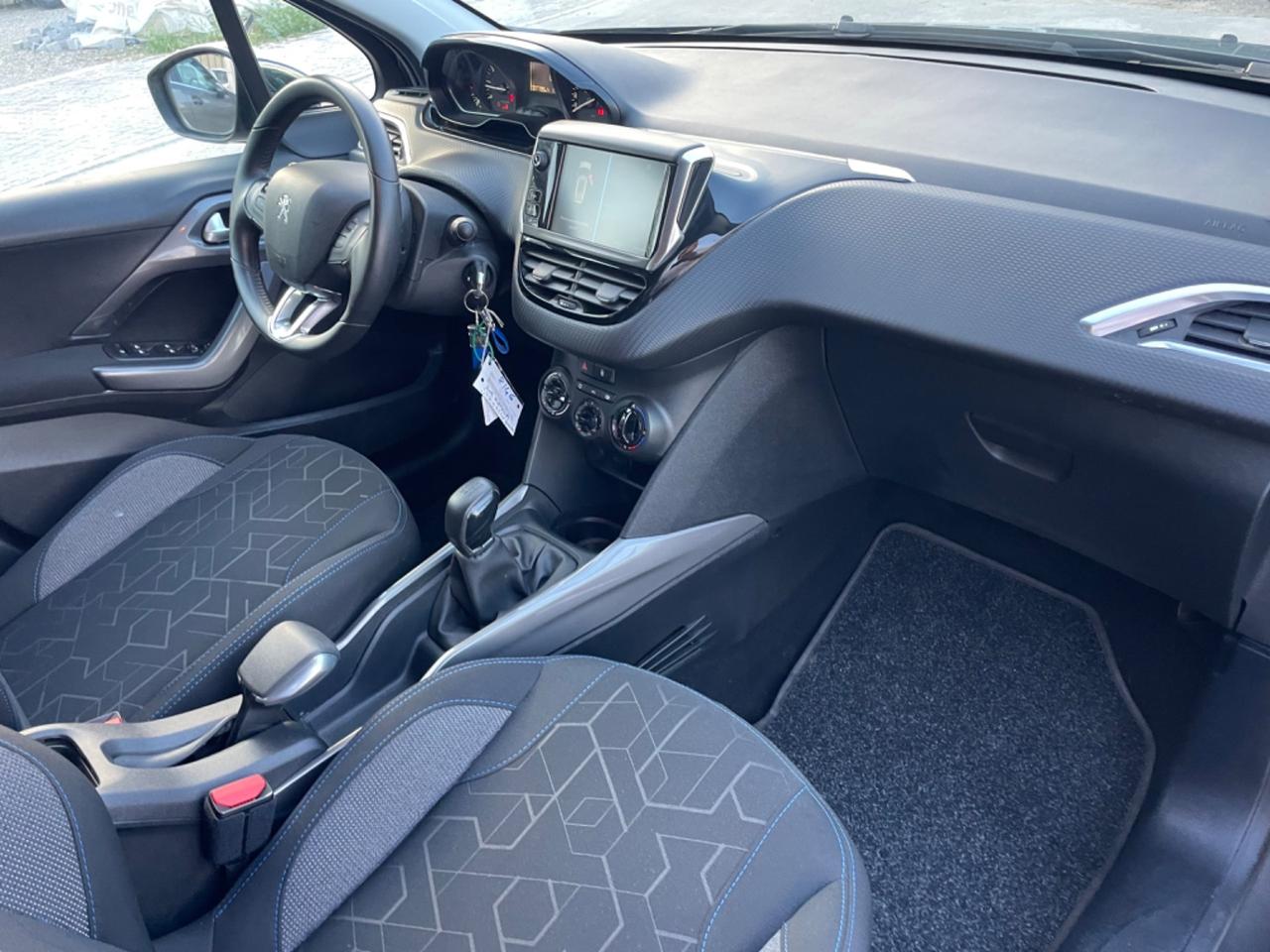 Peugeot 2008 PureTech 82 Style km 37.000 Nuova !
