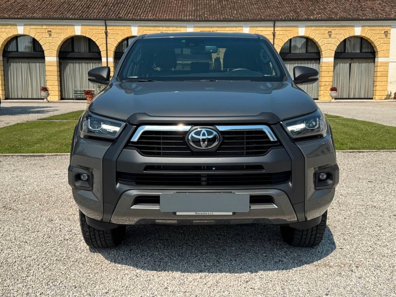 Toyota Hilux 2.4 D-4D A/T 4WD 4 porte Double Cab Invincible
