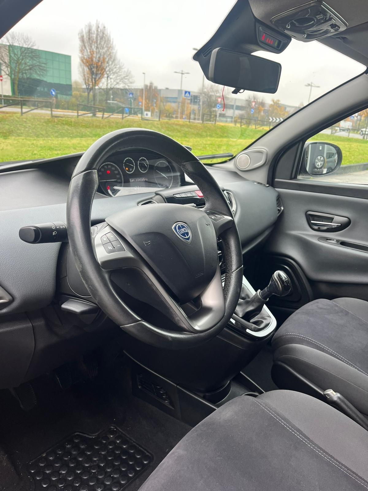 Lancia Ypsilon 1.3 MJT 75 CV Neopatentati