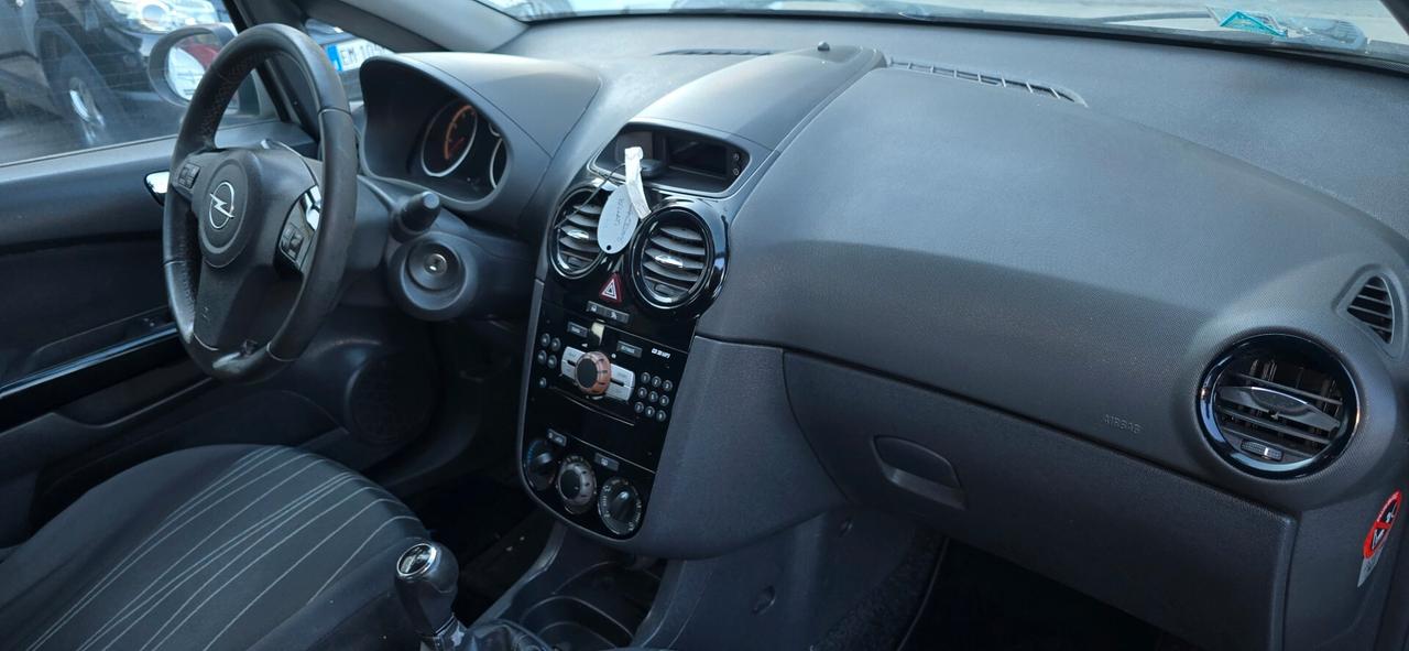 Opel Corsa 1.4 16V 5 porte Cosmo