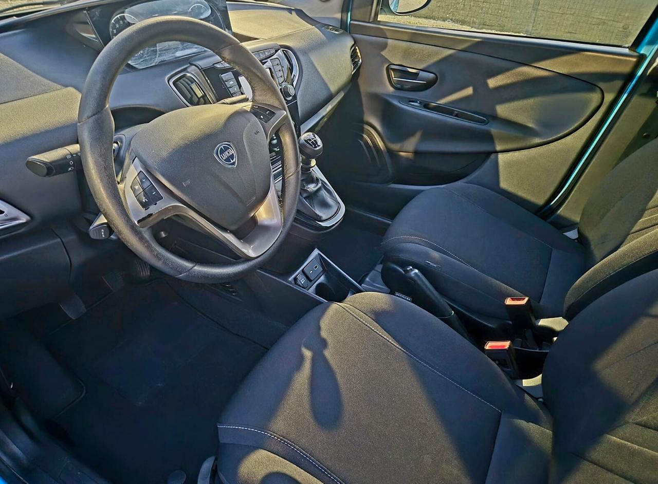 Lancia Ypsilon 1.0 Hybrid Ecochic