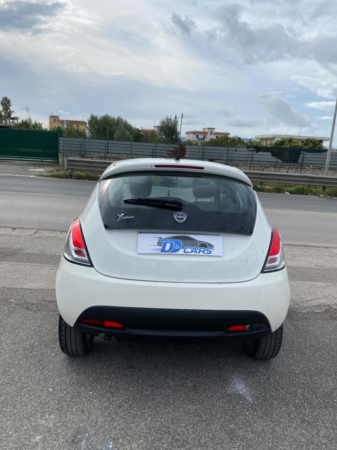 Lancia Ypsilon 0.9 TwinAir 85 CV 5 porte Metano Ecochic Silver