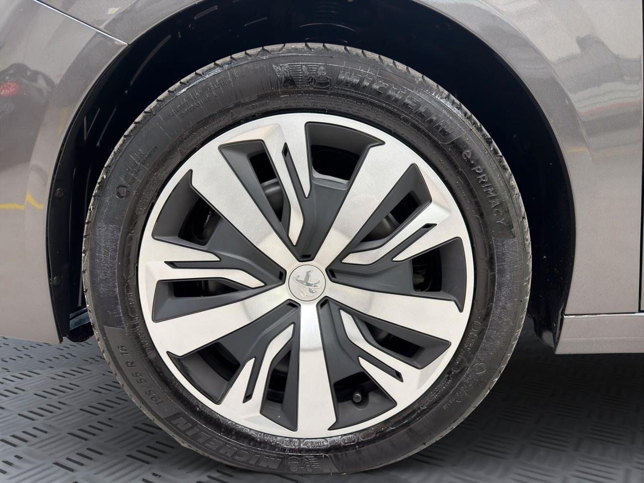 Peugeot 208 BlueHDi 100 Stop&Start 5 porte Active Tetto nero