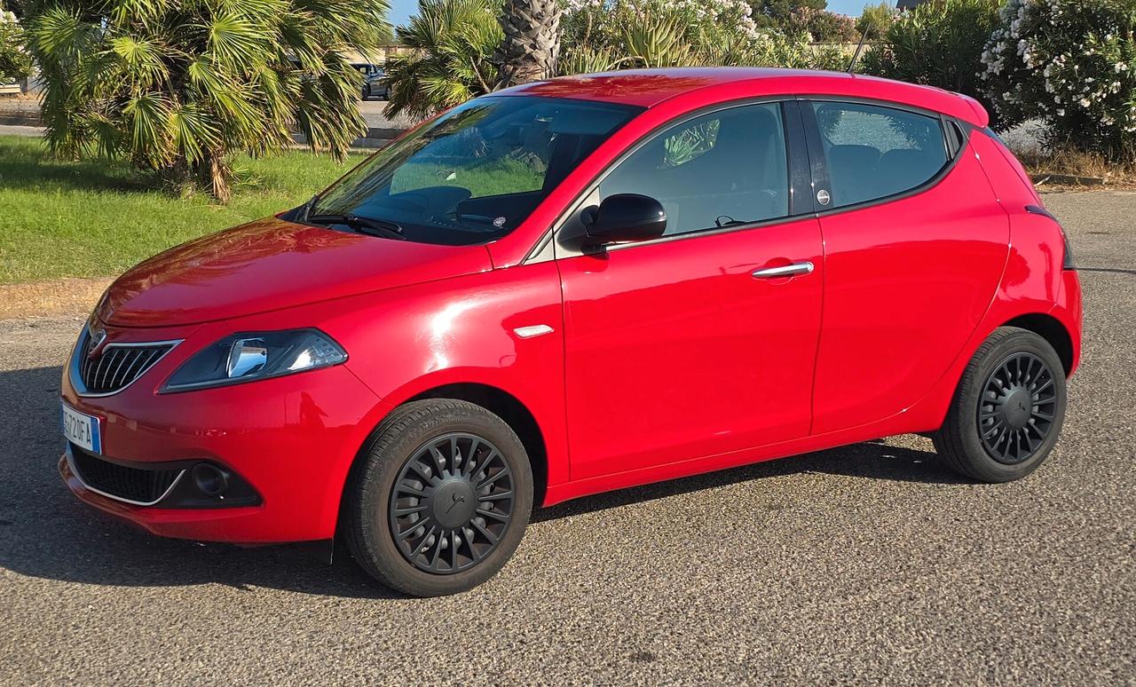 Lancia Ypsilon 1.0 FireFly 5 porte S&S Hybrid Ecochic Silver