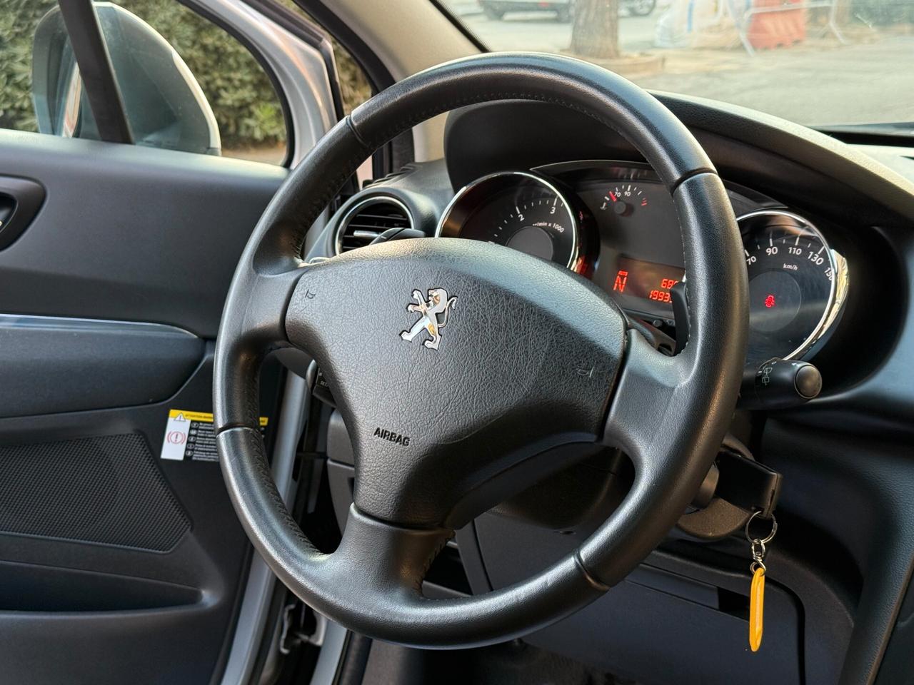Peugeot 3008 1.6 eHDi AUTOMATIC NAVI LED - 2015