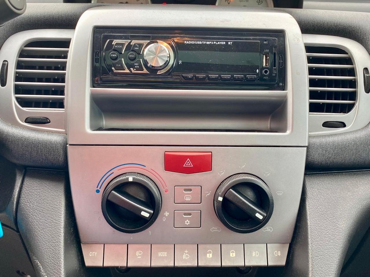 Lancia Ypsilon 1.3 MJT 75 cv. Unyca