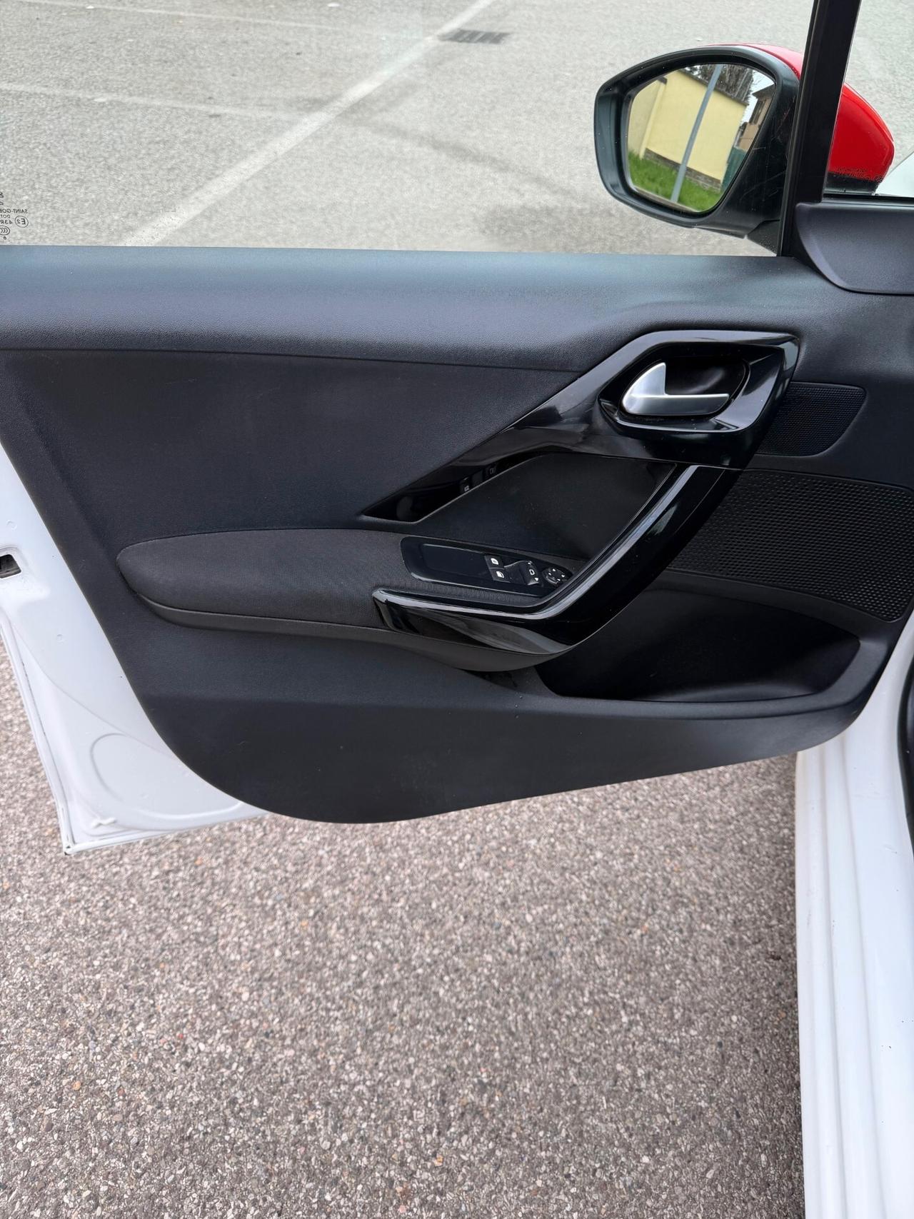 Peugeot 208 1.2 - NEOPATENTATI - 12 MESI DI GARANZIA -