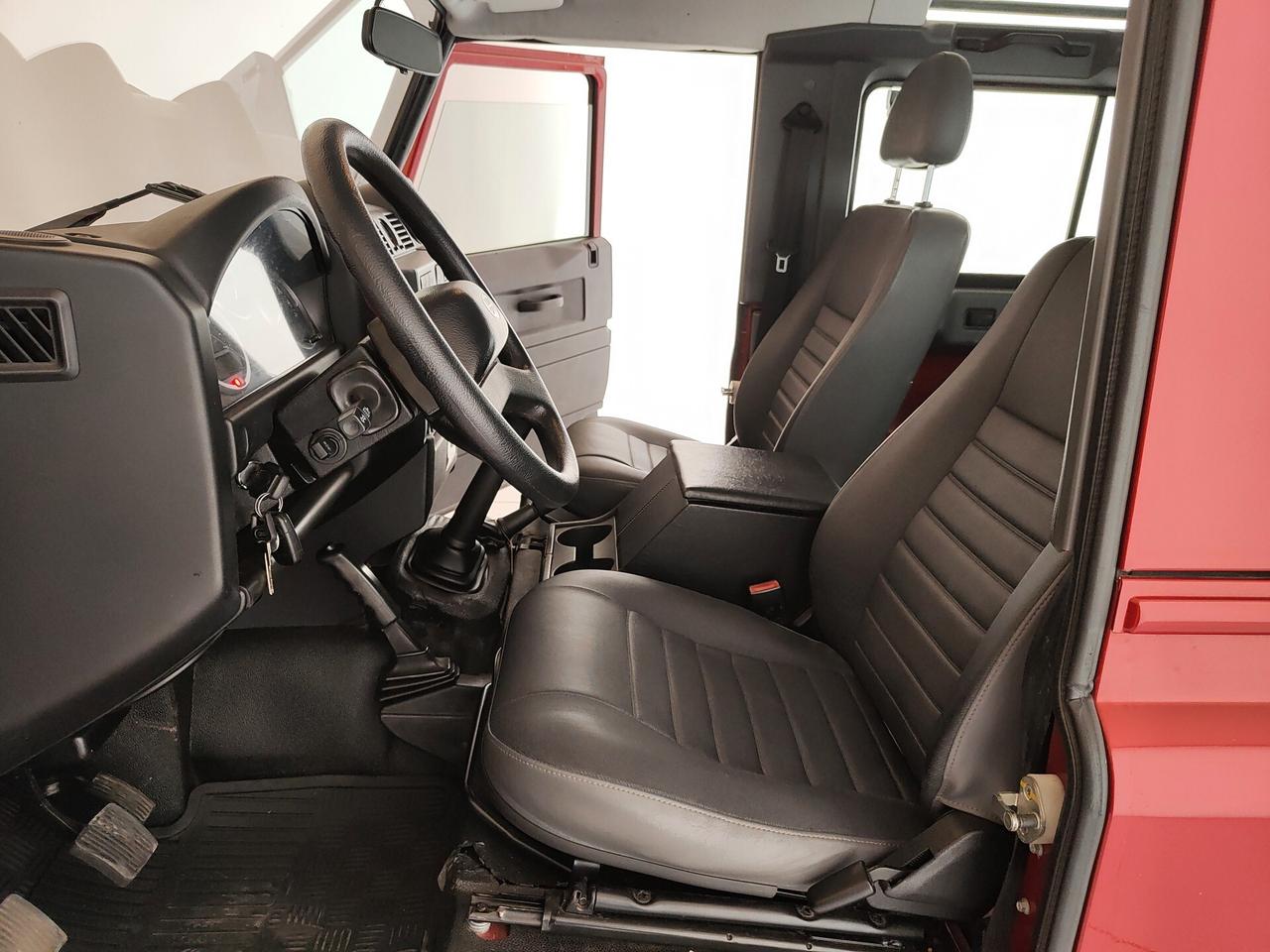 Land Rover Defender 90 2.2 TD4 Soft top N1