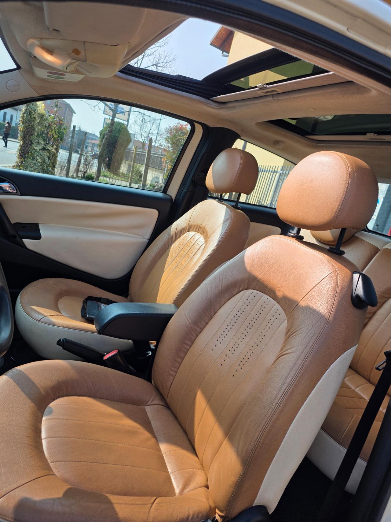 Lancia Ypsilon 1.4 16V Platino