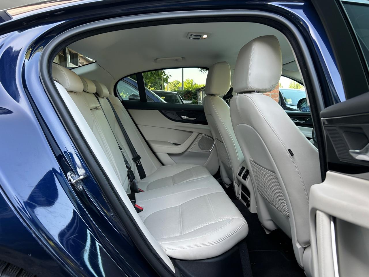 Jaguar XE 2.0 D 180 CV aut. R-Dynamic SE