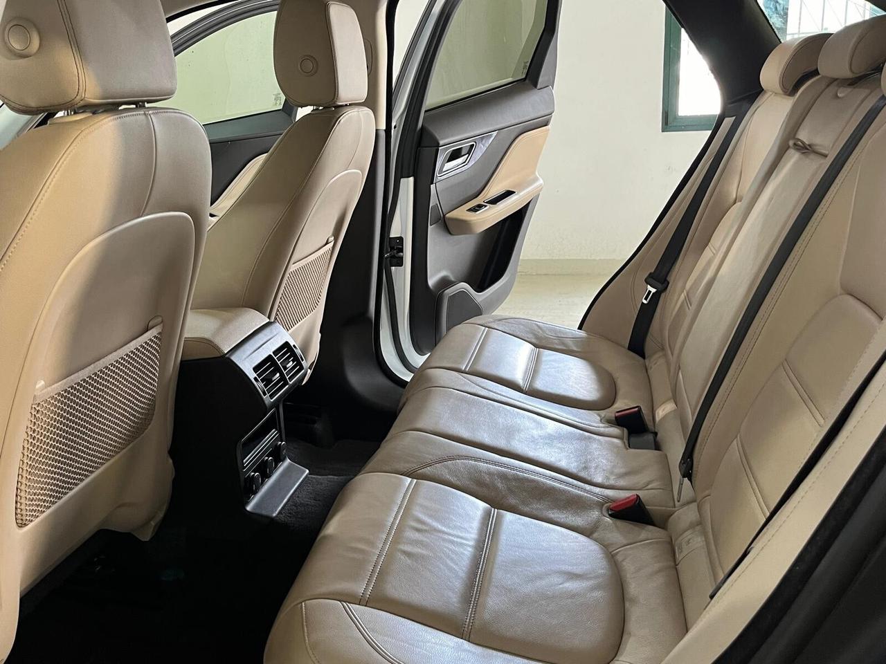 Jaguar F-Pace 2.0 D 180 CV Prestige